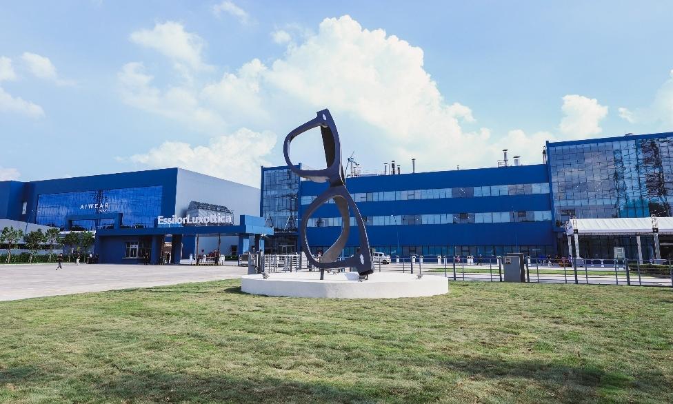 深耕中国眼镜市场 依视路陆逊梯卡集团扩大智能可穿戴设备产能，引领智能眼镜新浪潮